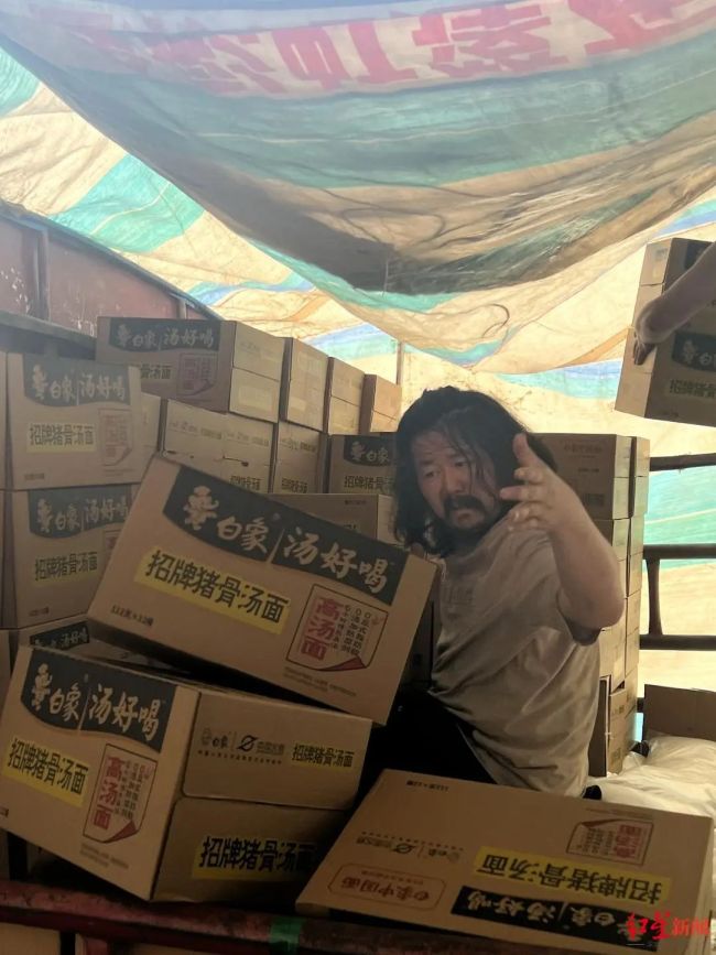 当被问到帮助最多的是哪一类人 胡雷曾说救助最多的是留守儿童 