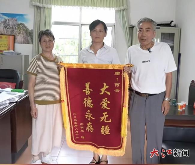 老人疑似中暑公交司机救助