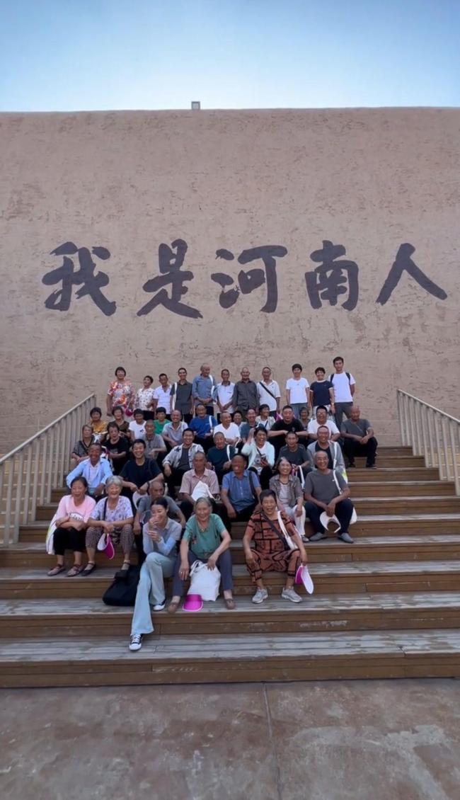 27歲女孩帶村里46名老人游鄭州 正能量行動(dòng)獲贊無(wú)數(shù)