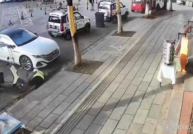 扶环卫工反被讹？女子再发监控自证 善意遭遇恶意