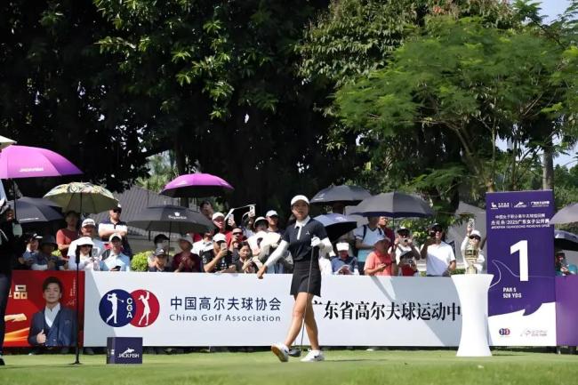 刘国梁15岁女儿夺得高尔夫职业赛首冠 创造历史新篇章