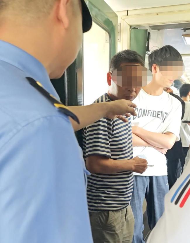 列车长回应绿皮车车厢连接处多人吸烟 劝阻者称身体不适引发关注