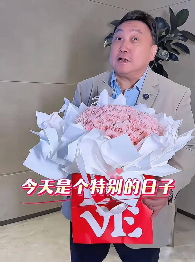 导演王晶给妻子庆生 低调夫人终获浪漫表白