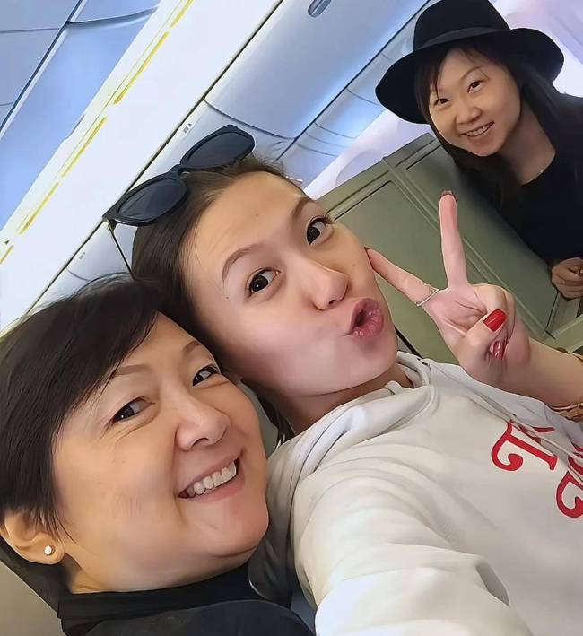 导演王晶给妻子庆生 低调夫人终获浪漫表白