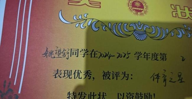 作业被狗狗撕碎男孩崩溃大哭 辛劳付诸东流