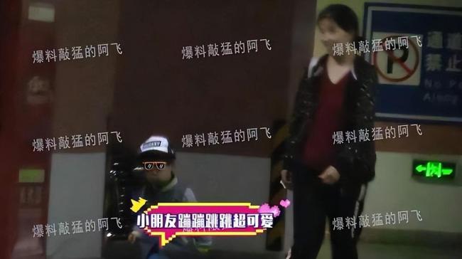 葛优自驾带儿子外出吃饭 温馨画面曝光