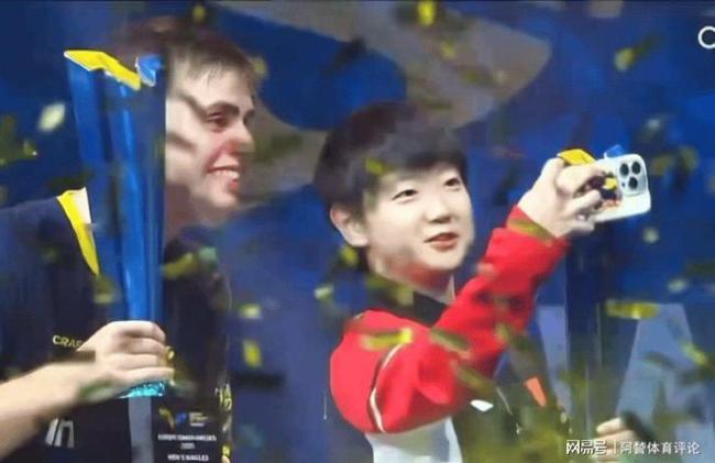 球拍被踩后安然无恙 莫雷加德捡起来亲吻