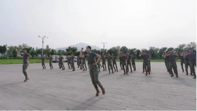 阅兵女教练说性别不是衡量能力的标尺 实力赢得尊重