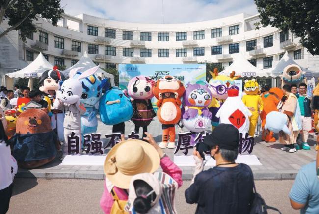 姐姐送弟弟去清华“姚班”报到 冠军机器人迎新