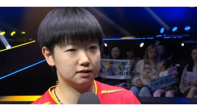 孙颖莎夺冠后送出签名乒乓球 温暖互动感动球迷
