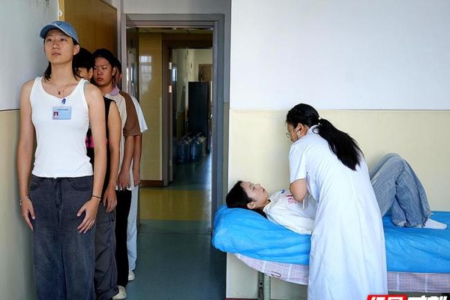 女兵征兵体检工作有序展开 梦想启航第一步