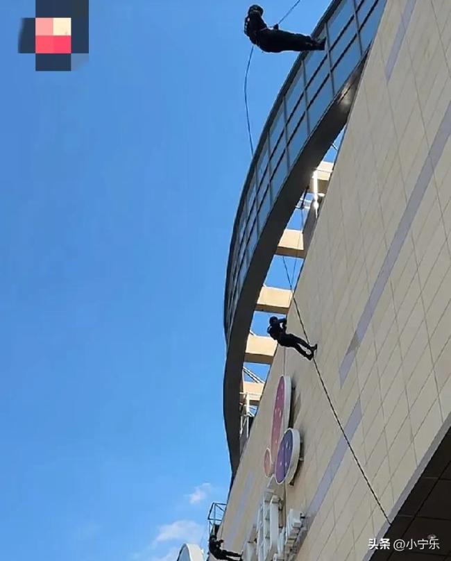 江苏南京特警高空索降吸引群众赞叹连连
