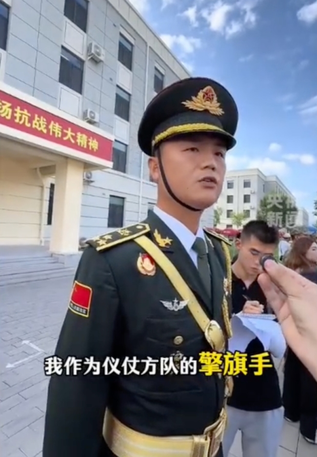 外国记者被中国排面帅到了 训练场上的震撼脚步
