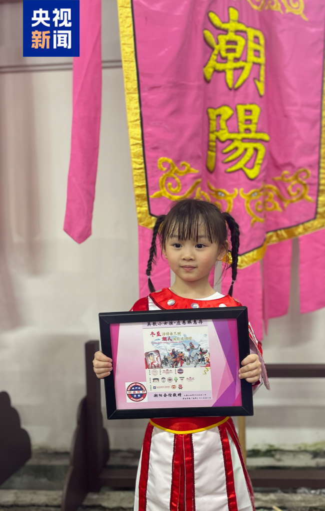 曾火爆全网的英歌小女孩又来了 舞技更上一层楼