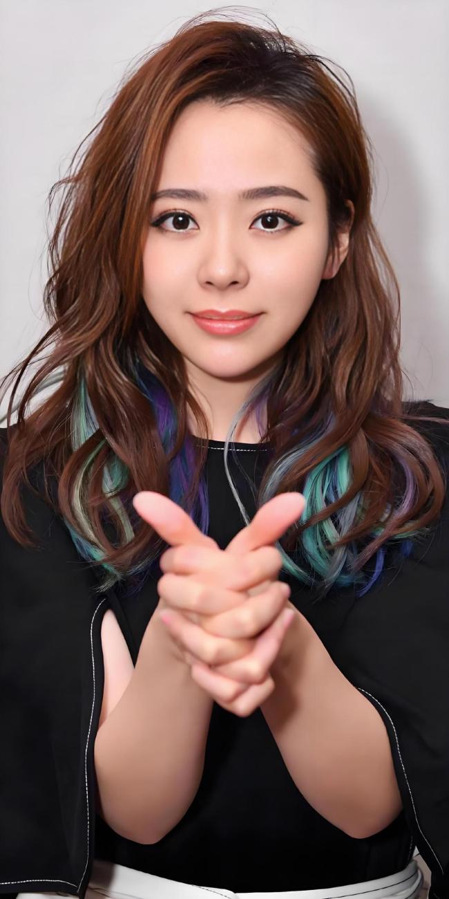 张靓颖自曝患病 伸懒腰手掌流血十年