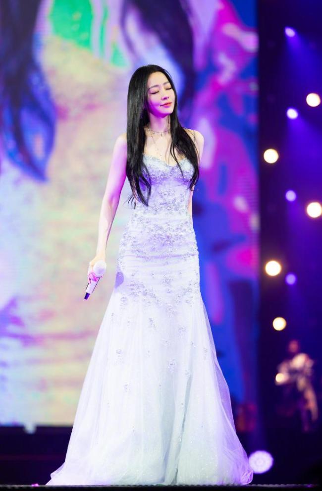 张靓颖自曝患病 伸懒腰手掌流血十年