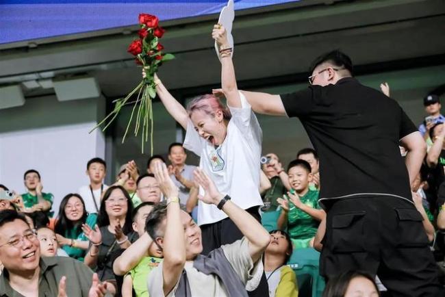 国安主场4万人见证！95后姑娘玫瑰求婚i人男友