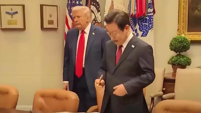李在明将专用签字钢笔赠给特朗普