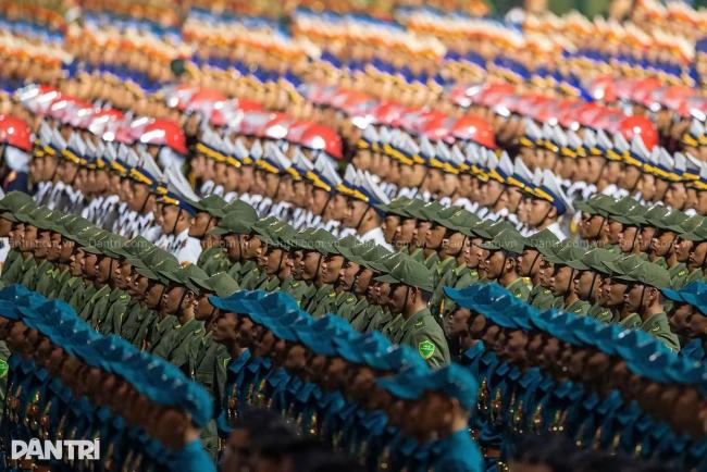 越南空军举行大规模阅兵彩排：战机编队高速飞越城市上空 飞行员舱内敬礼