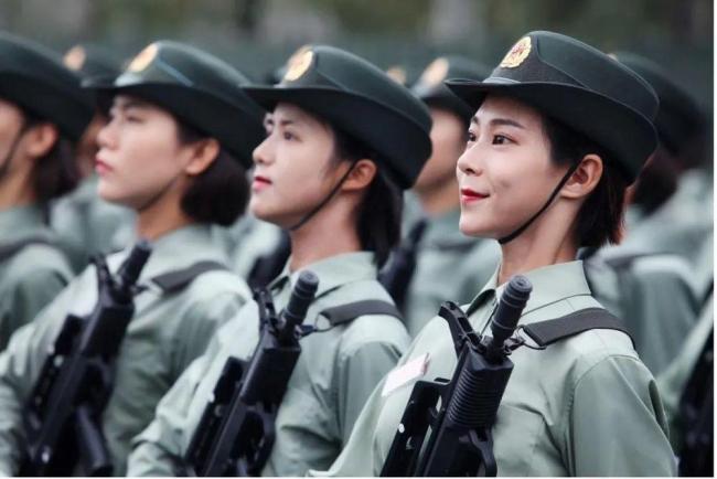装备方队中唯一的“女教头” 是她 巾帼不让须眉