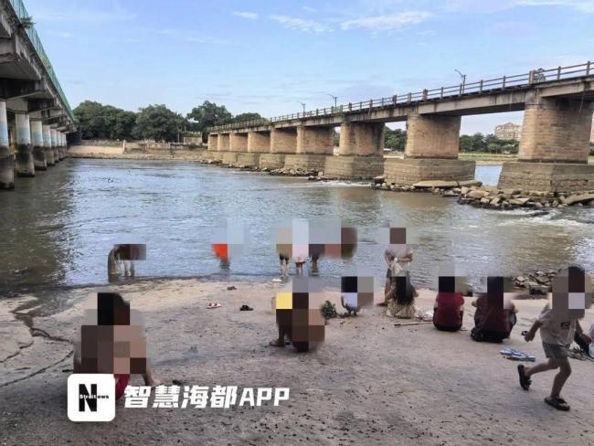 这个男孩被困在混乱的水流中，每个人都一起拯