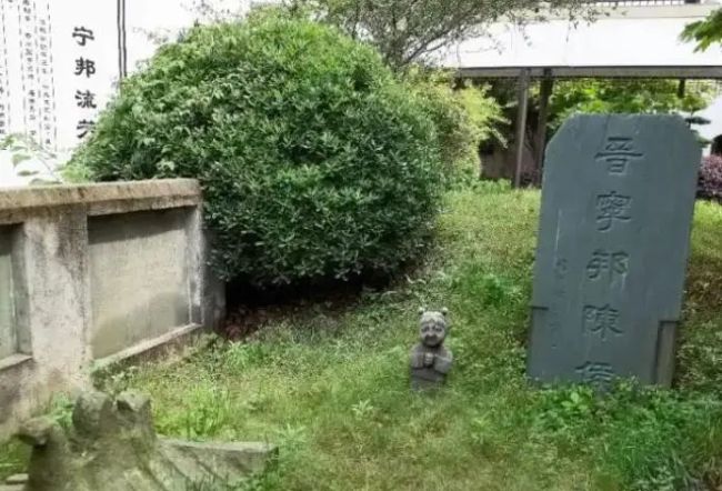 酒店回應(yīng)顧客遛彎時(shí)遇見千年古墓