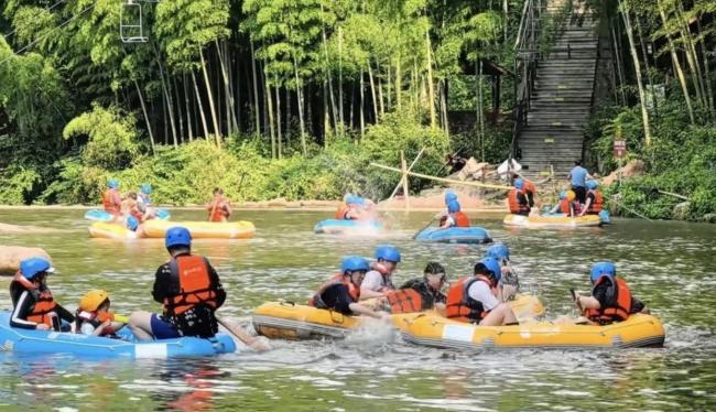 女子景区漂流被男孩扔石头砸伤头部 家长赔偿引发争议