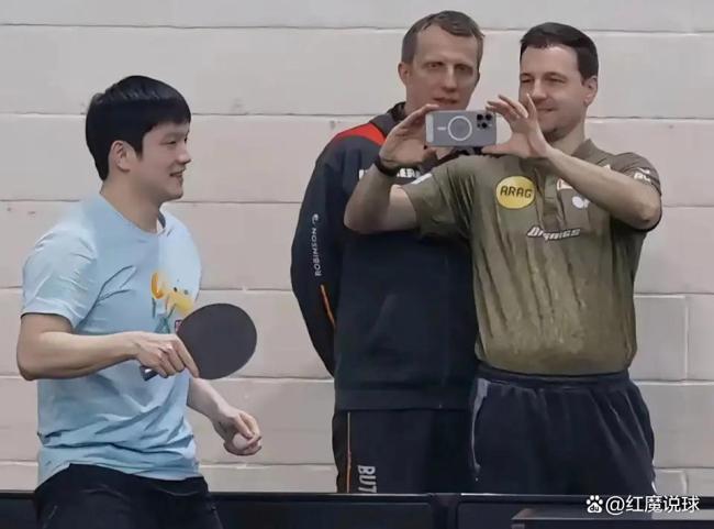 樊振东穿新球衣C位亮相德甲发布会 乒坛顶流引爆全球关注