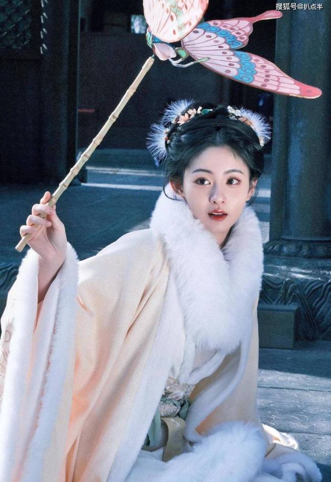 “古風美人”趙晴：新晉熱搜圣體，能靠這波熱度躋身一線嗎？爭議中前行