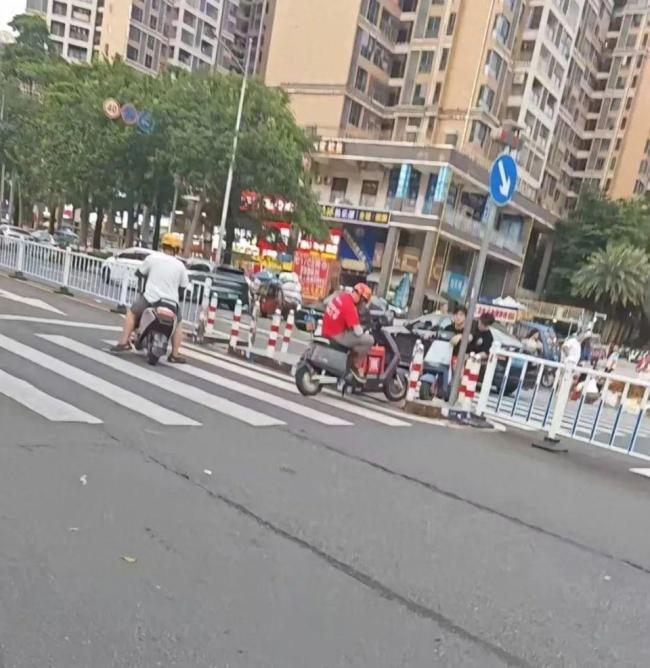 两电动车马路上对峙4小时 斗气引发热议