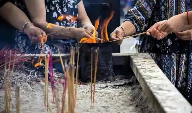 “寺庙金灰”这个冷门词突然走进大众视野