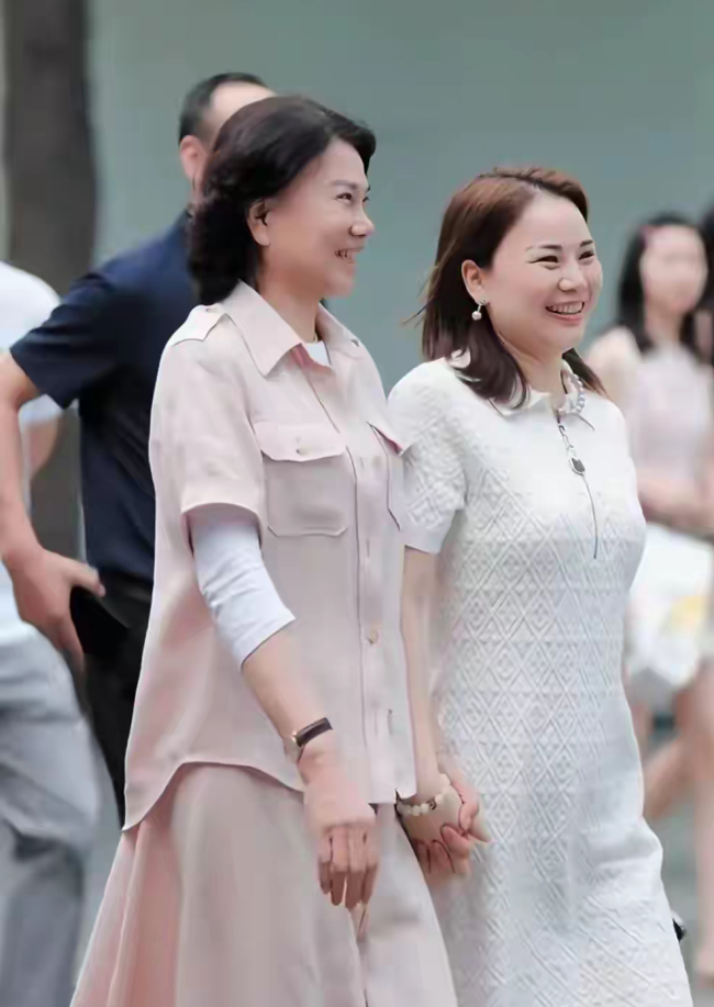 网友在成都街头偶遇董明珠 引发热议