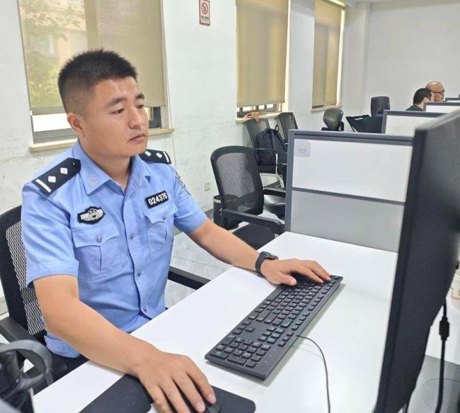 男子开豪车“拉车门”盗窃被抓 团伙作案终落法网