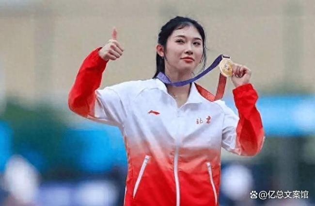 清华高颜值跳高冠军力挺吴艳妮化妆