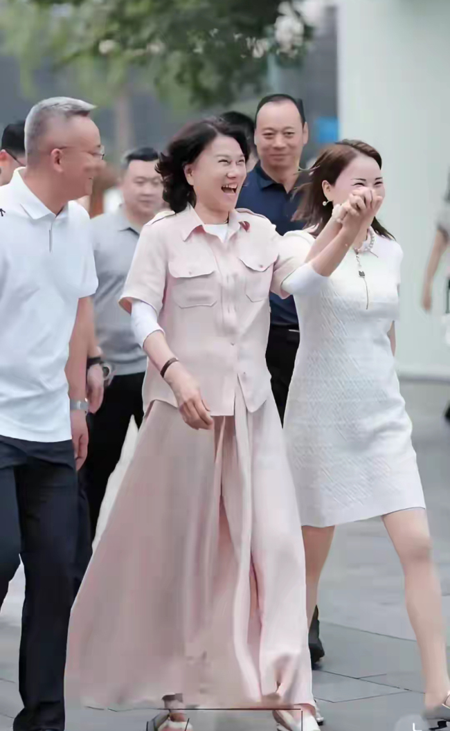 网友在成都街头偶遇董明珠 引发热议