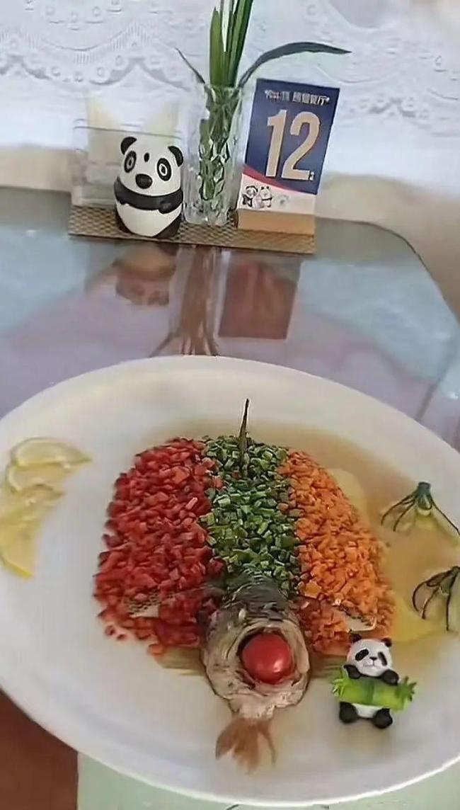 一家人96万坐熊猫专列称餐食不符 摆拍道具引争议