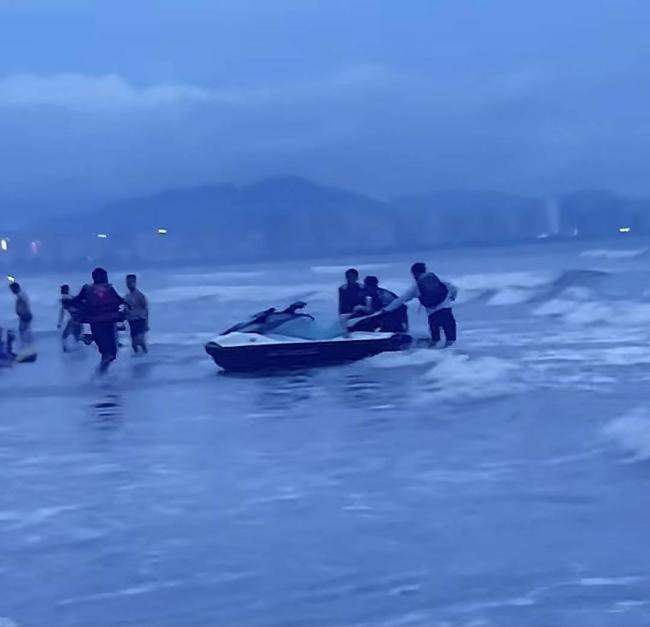 游客下海游泳溺水众人救援 群众接力施救