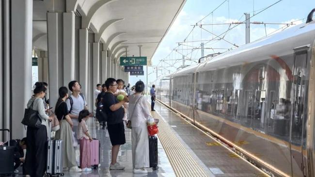 实拍！高铁和渔船同框瞬间，绝了！