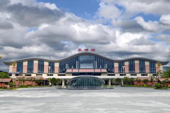 实拍！高铁和渔船同框瞬间，绝了！