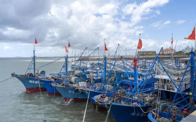 实拍！高铁和渔船同框瞬间，绝了！