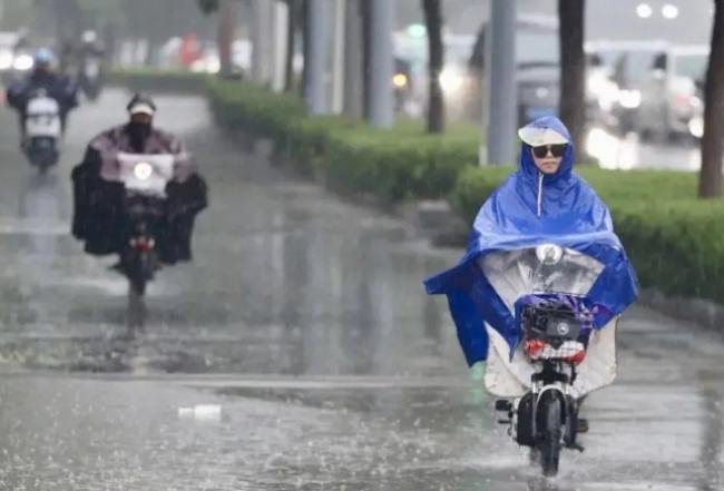 大雨专淋下班人？极端天气里的劳动权益了解一下