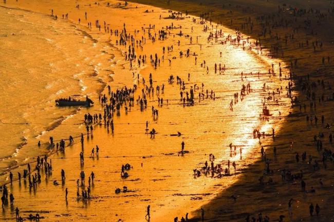 实拍！高铁和渔船同框瞬间，绝了！