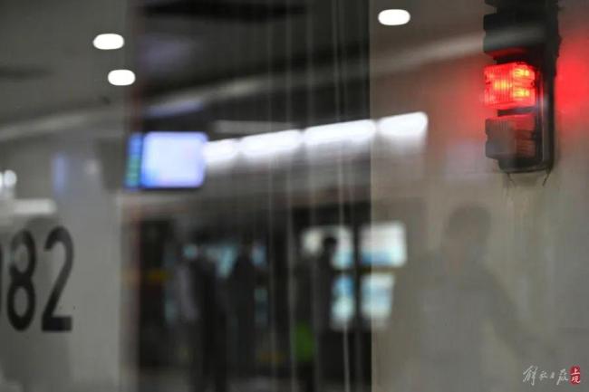 上海地铁回应乘客踩空腿卡缝隙 迅速救援确保安全