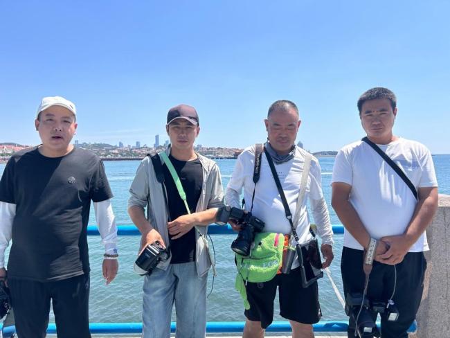 女子坠江漂流百米民警狂奔救援 市民手拉手组成人梯合力救人