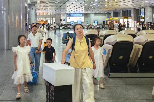 实拍！高铁和渔船同框瞬间，绝了！