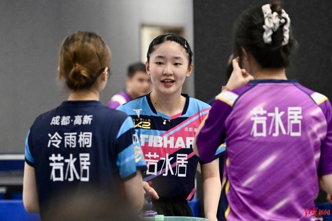 张本美和加盟成都俱乐部后首亮相 与球迷友好切磋