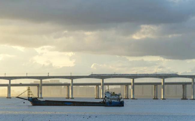 实拍！高铁和渔船同框瞬间，绝了！
