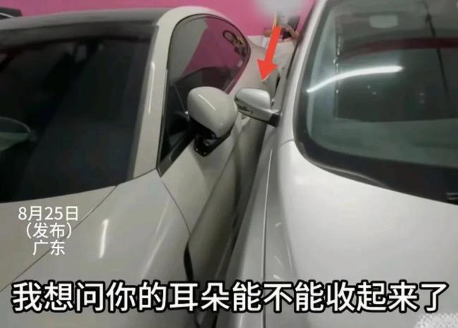保时捷停车占两位反让旁边车主道歉 霸道停车引发热议