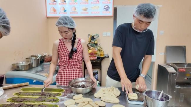 重庆妹结缘山东小伙一年卖80万个烤馒头