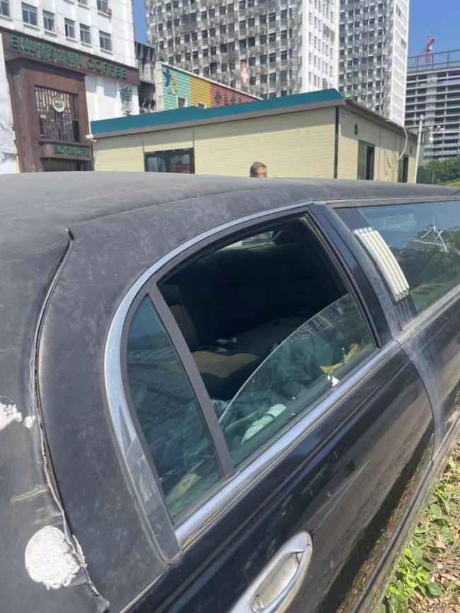 加长林肯“僵尸车”被弃路边5年多 豪车成街头“广告位”